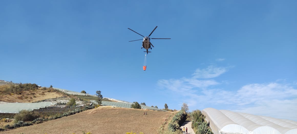 Helicóptero en extinción de incendio forestal en Villa Guerrero