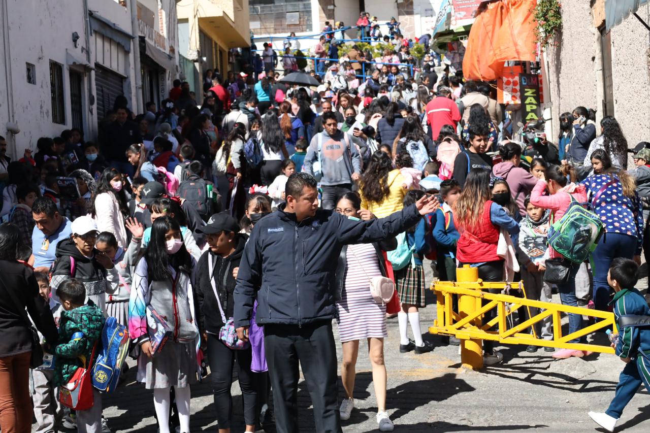 Policías de Huixquilucan en vigilancia y control de tránsito en las rutas hacia las escuelas