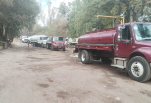 Pipas en formación en el Parque La Hoja para luego distribuir el agua en Naucalpan