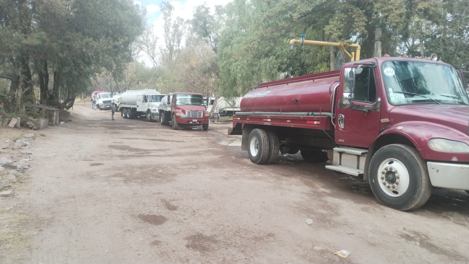 Pipas en formación en el Parque La Hoja para luego distribuir el agua en Naucalpan