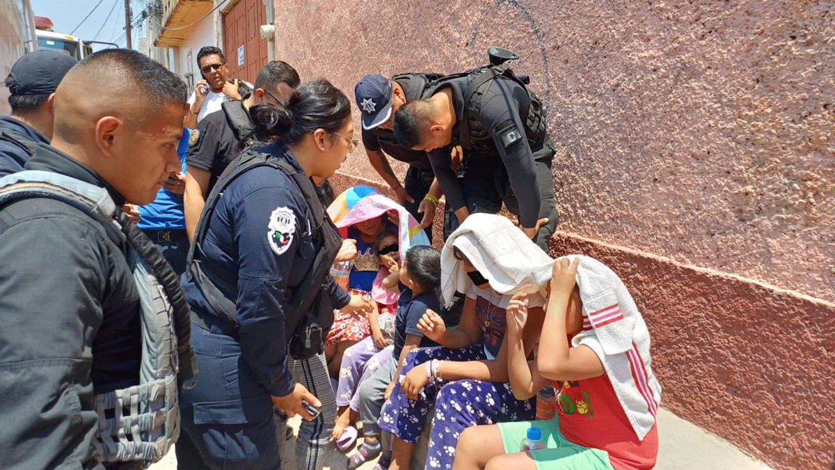 Rescatan niños y mujeres en Naucalpan