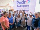 Pedro Rodríguez con mujeres en recorrido por colonias