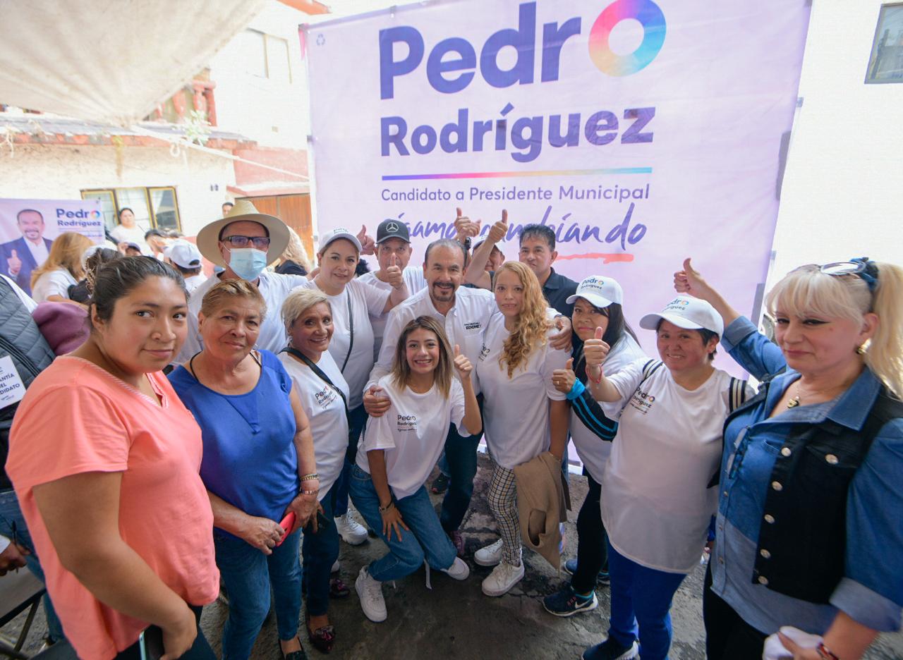Pedro Rodríguez con mujeres en recorrido por colonias