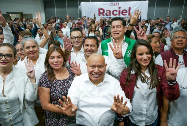 Raciel Pérez Cruz con candidatos a diputados y regidores