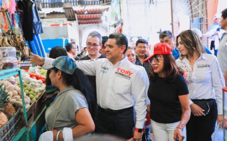 Tony Rodríguez saluda a locatarios y consumidores en mercado en Zona Oriente