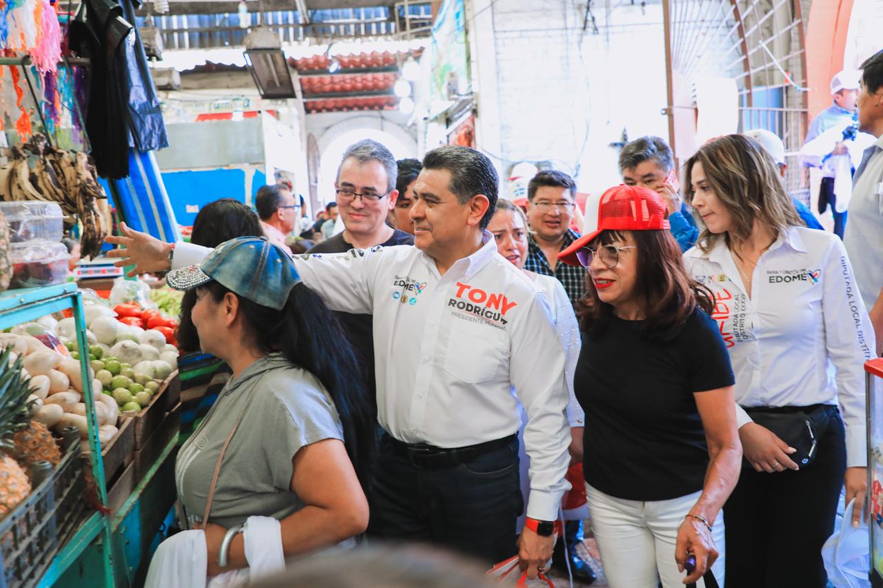 Tony Rodríguez saluda a locatarios y consumidores en mercado en Zona Oriente