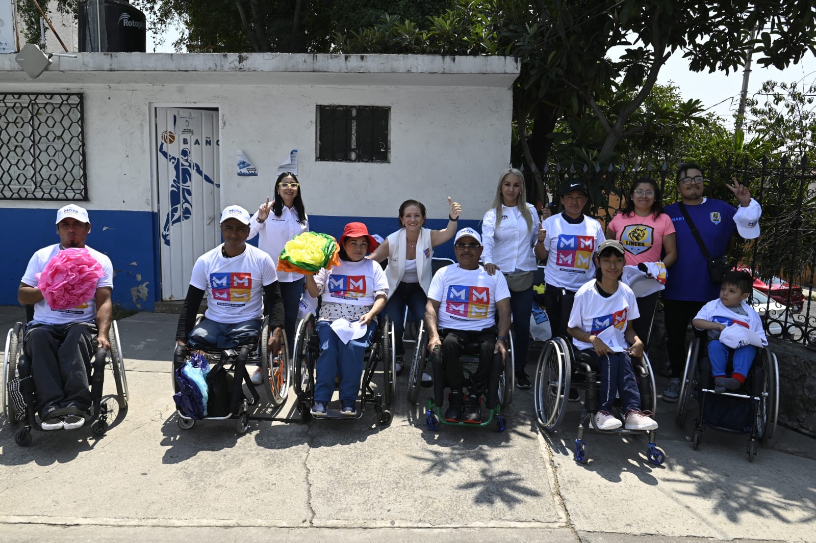 Angélica Moya con deportistas con discapacidad
