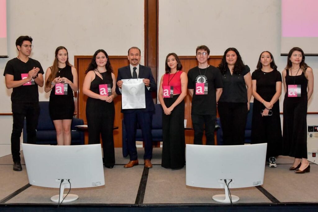 Pedro Rodríguez recibe reconocimiento del estudiantes del Tec de Monterrey