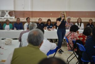 Romina Contreras ofrece construir más pozos, ante comuneros
