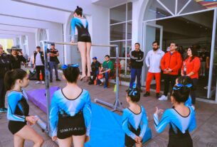 Gimnastas practican en la visita del candidato Tony Rodríguez por deportivos de Tlalnepantla