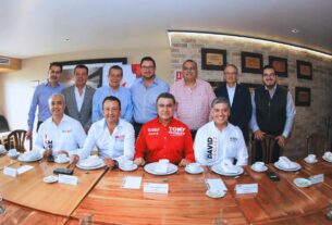 Tony Rodríguez con los dirigentes sindicales del Congreso del Trabajo