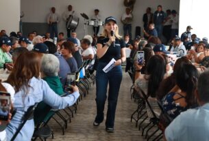 Romina Contreras recibe propuestas de comuneros