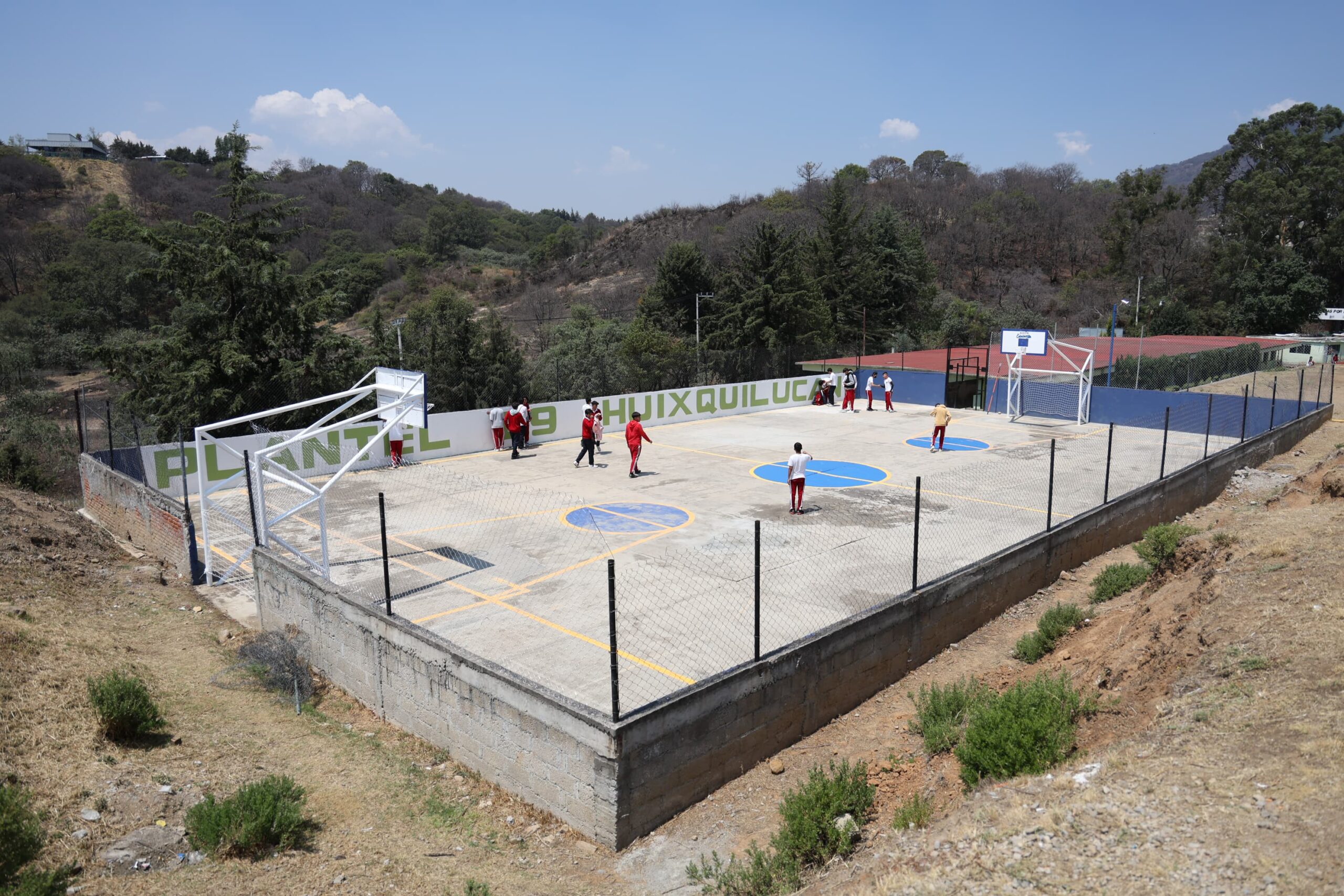 Cancha renovada para estudiantes de Bachilleres en Huixquilucan