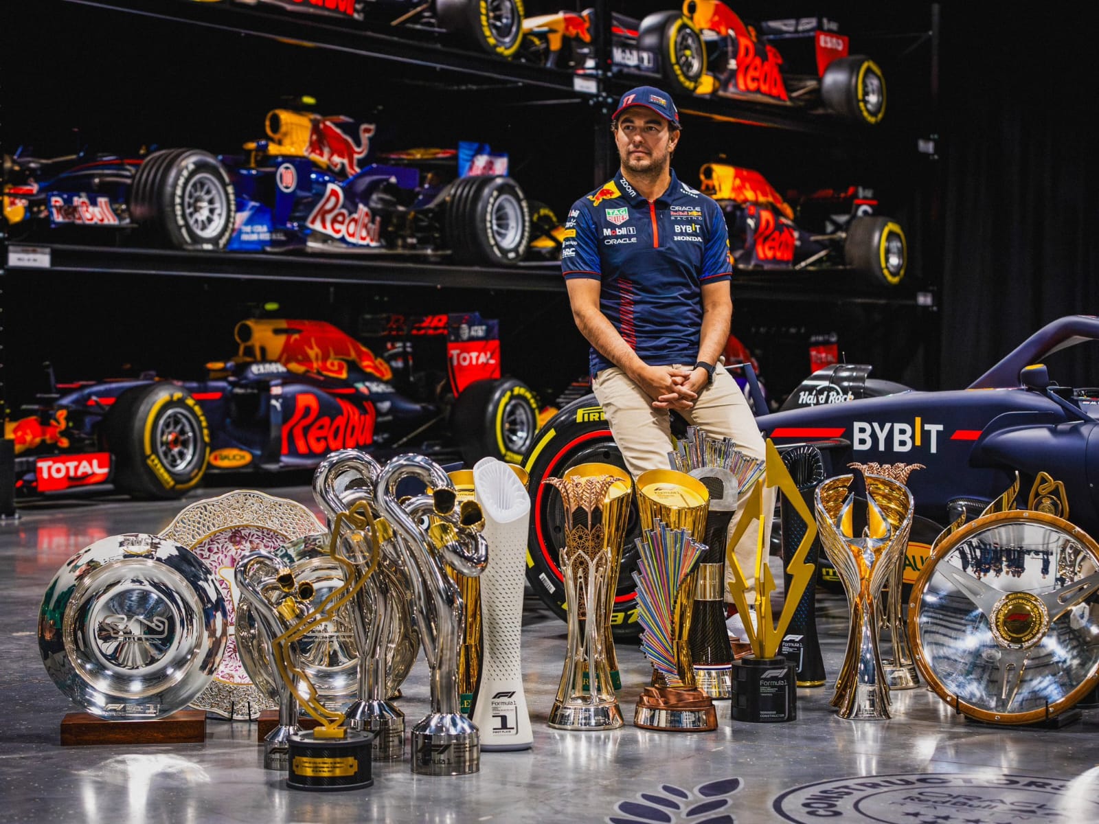 Checo Pérez renueva contrato con Red Bull