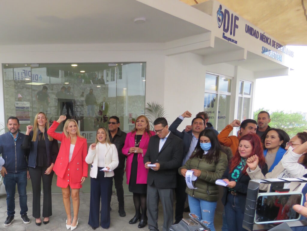 Directores de área del gobierno de Huixquilucan y la alcaldesa Romina Contreras en la inauguración de la clínica