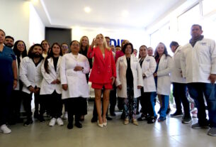 Romina Contreras con el personal médico que atenderá en la Clínica San Cristóbal
