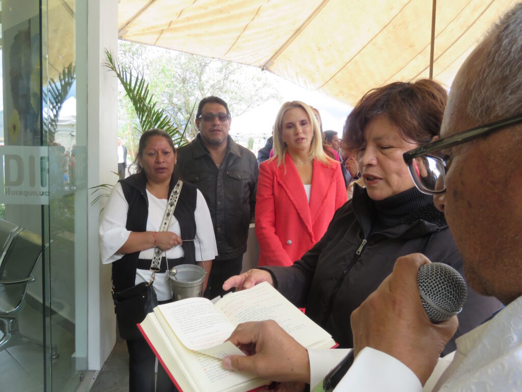 El padre Emiliano y la oración de todos en la nueva Unidad Médica San Cristóbal