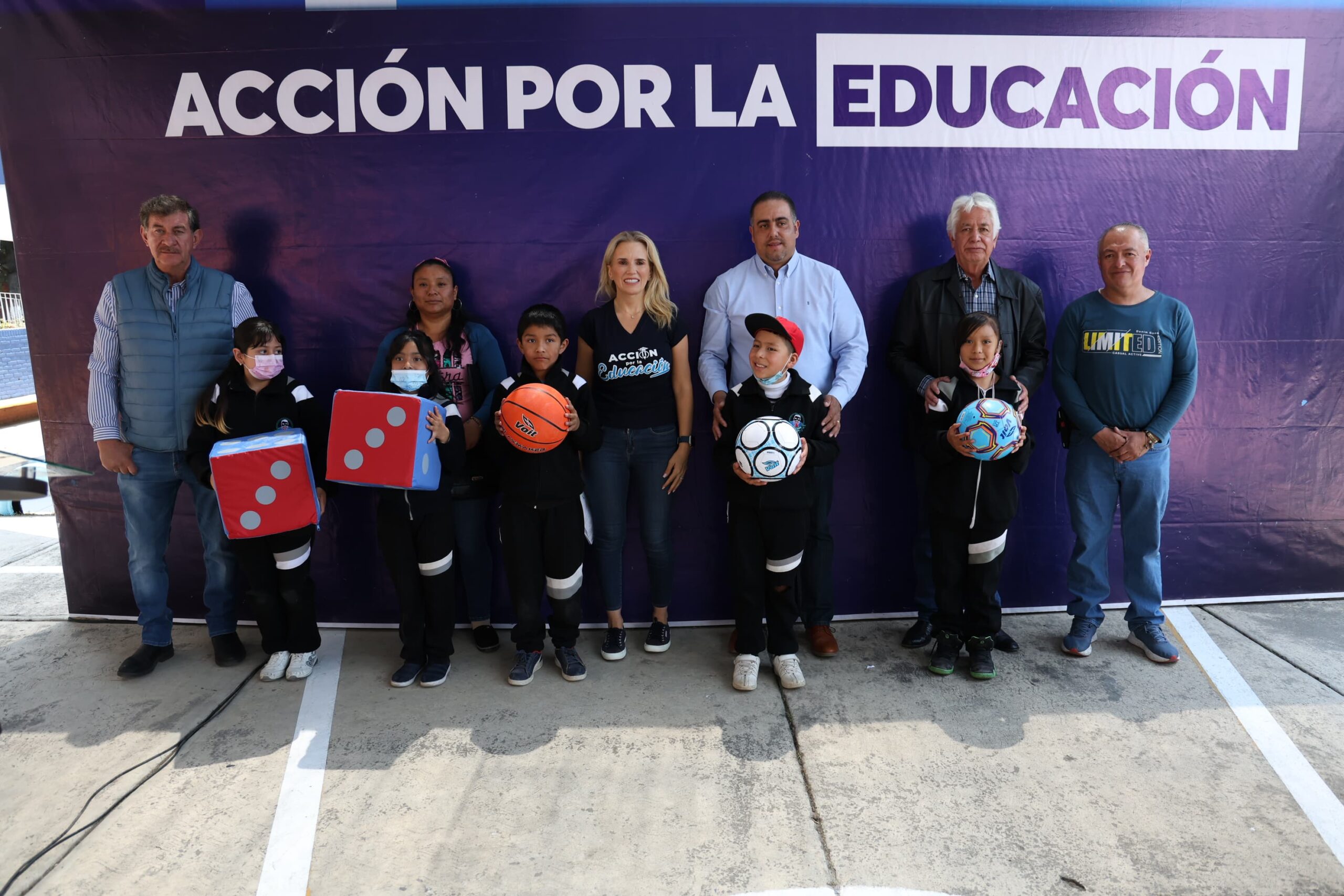 Romina Contreras con niños que además contar con escuela renovada les entregaron equipo para deportes