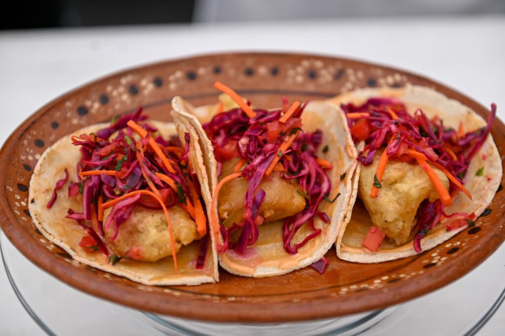 Tacos con pescado en especias y enharinado