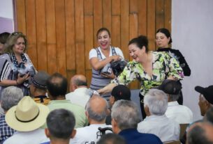 María Gómez presidenta honoraria de DIF Tlalnepantla distribuye presentes por Día del Padre