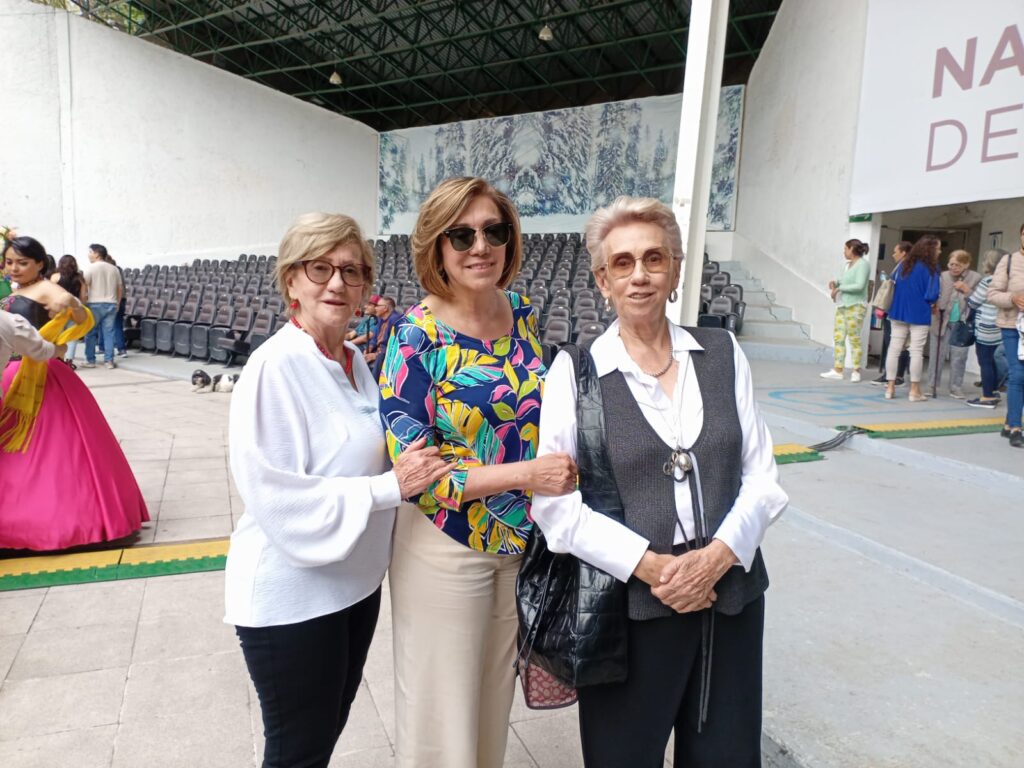 Mary, Elvira y Elba Menchaca