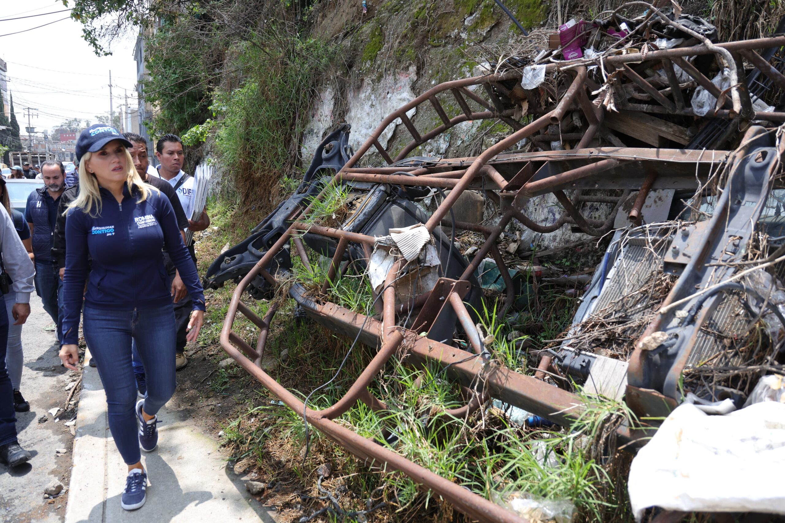 Retiran autos abandonados y objetos que estorban en vía pública de Huixquilucan