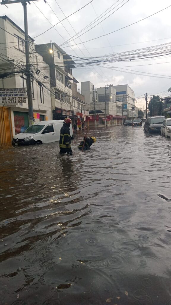 Calle inundada en Naucalpan