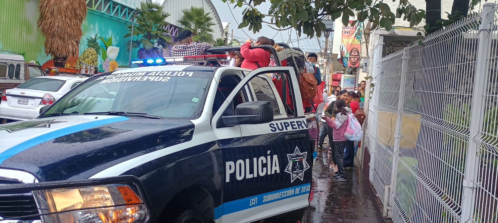 Patrulla lleva a ciudadanos en inundación en Naucalpan