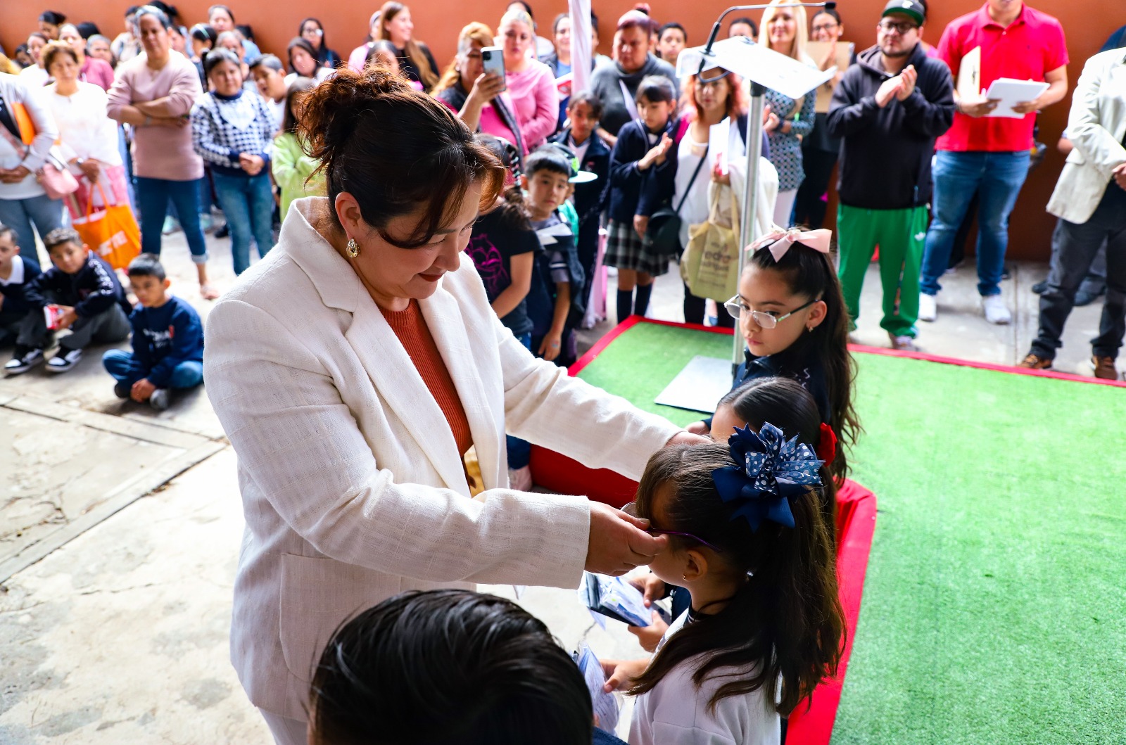 Presidente de DIF Tlalnepantla María Gómez atiende a niños