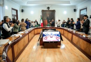 El alcalde Pedro Rodríguez, síndicos y regidores rinden homenaje a policías caídos, ante familiares