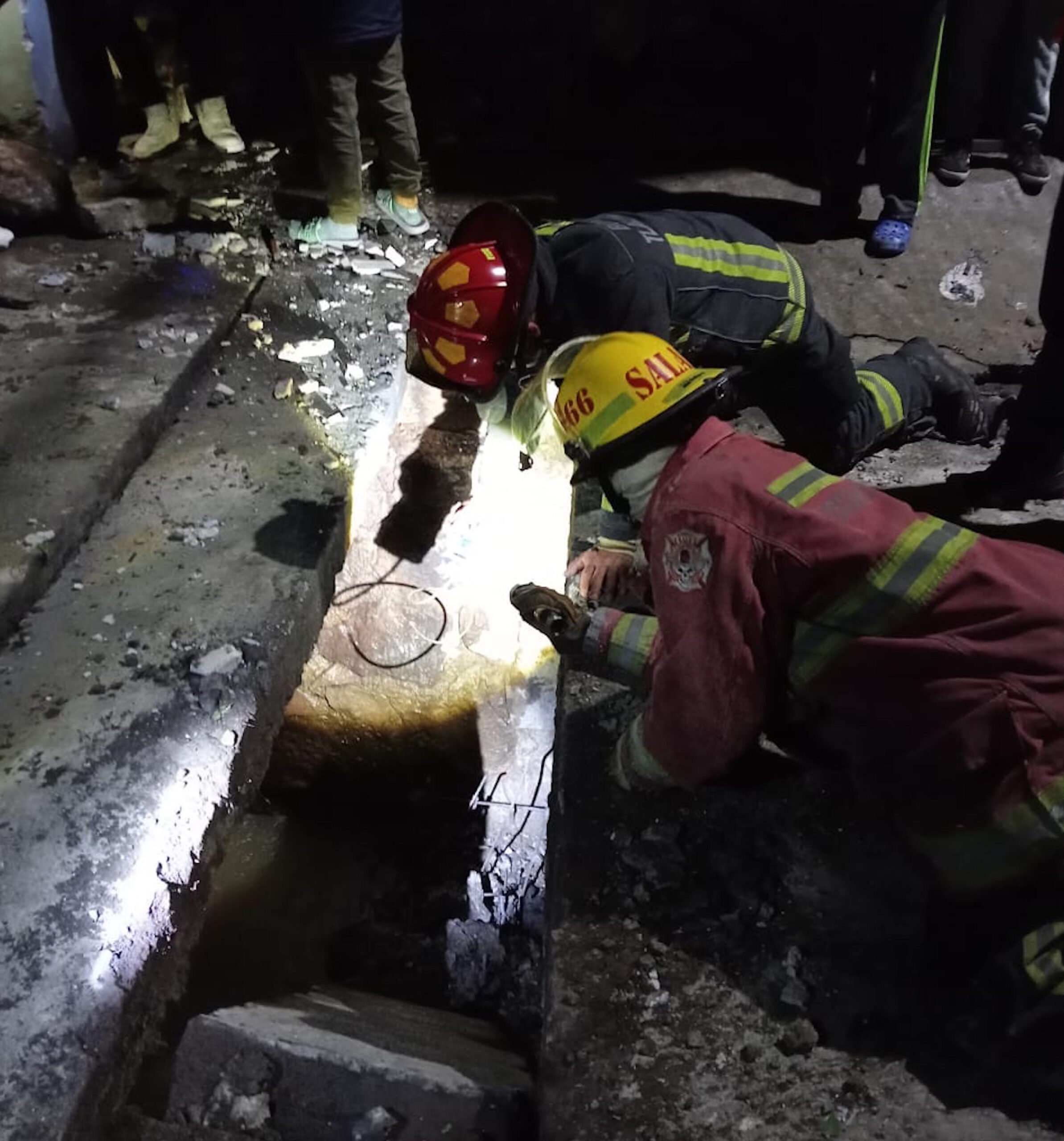 Bomberos buscan origen y daños de explosión en Tlalnepantla