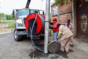 Trabajadores de OPDM Tlalnepantla desazolvan drenaje