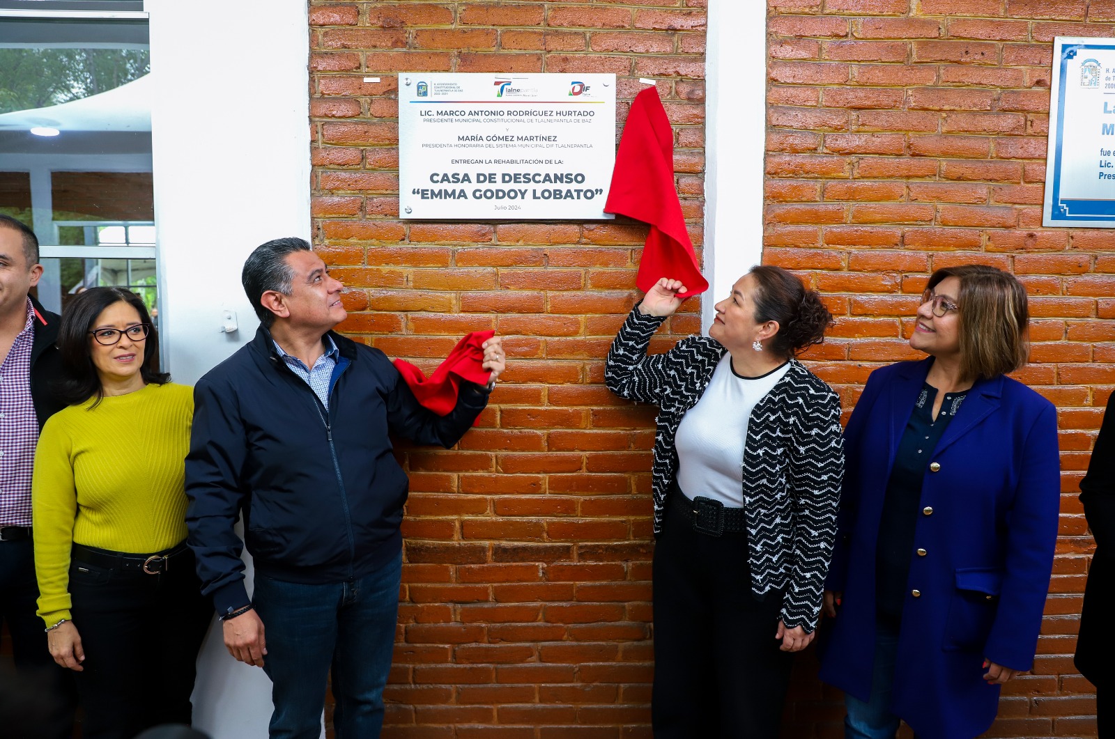Tony Rodríguez y María Gómez reinauguran casas para adultos mayores