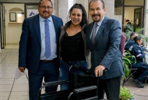 El alcalde Pedro Rodríguez entrega silla de ruedas en Miércoles Ciudadano