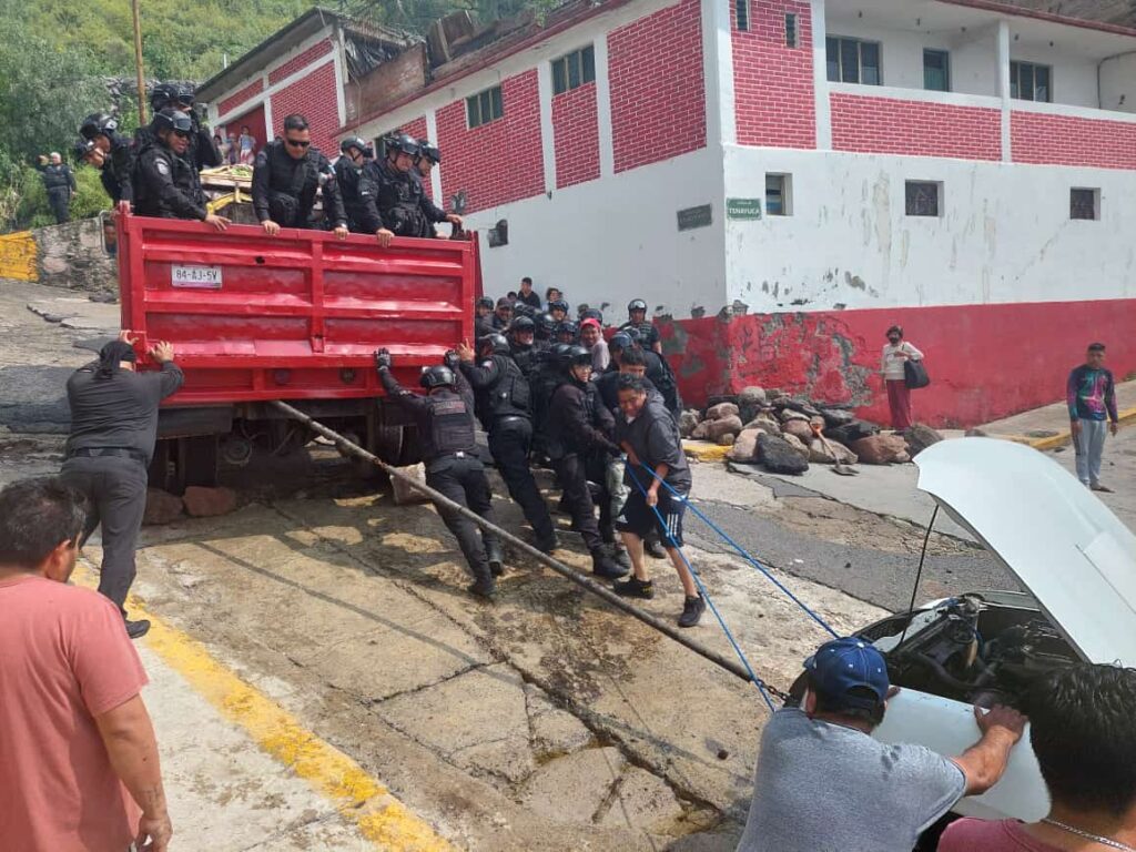 En Tlalnepantla, rescatan un vehículo que se llevaba el agua