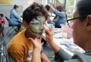 Niños convertidos en todo tipo de seres por mujeres expertas en maquillaje, en Naucalpan