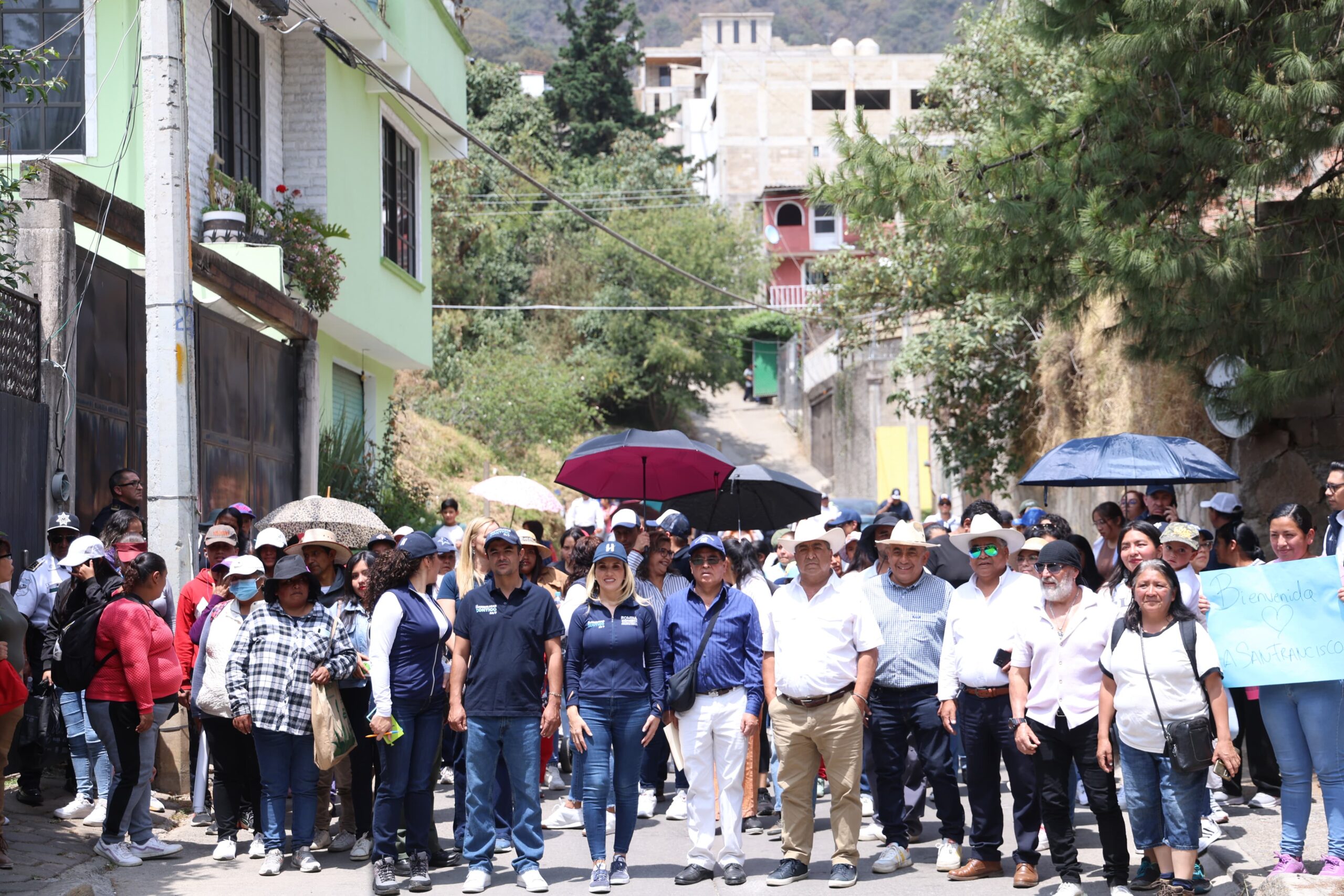 La alcaldesa de Huixquilucan, Romina Contreras recorre dos comunidades y lleva servicios