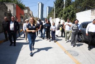 Romina Contreras entrega calle repavimentada la colonia El Pedregal