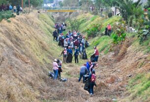 Sociedad y trabajadores del gobierno de Tlalnepantla limpian el río San Javier