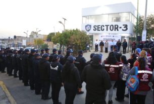 Alcaldesa de Ecatepec, Azucena Cisneros ante policías