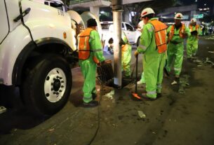 Desazolvan carriles laterales del Periférico en Naucalpan