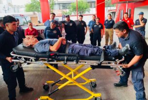 Mejoran movilización de víctimas en camilla en estación de bomberos