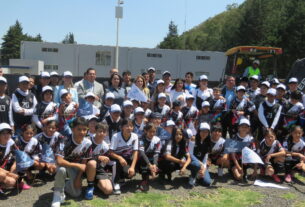 Niños beneficiados con nueva Unidad Deportiva acompañan a Romina Contreras