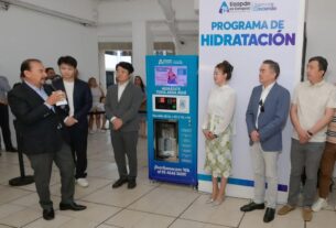 Alcalde de Atizapán de Zaragoza, Pedro Rodríguez Villegas, comprueba la calidad del agua