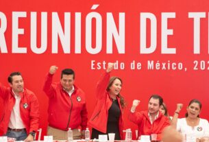 Cristina Ruiz Sandoval con dirigentes del PRI en Toluca