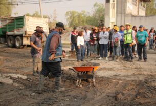 Trabajadores municipales retiran lodo de comunidades inundadas en Ecatepec