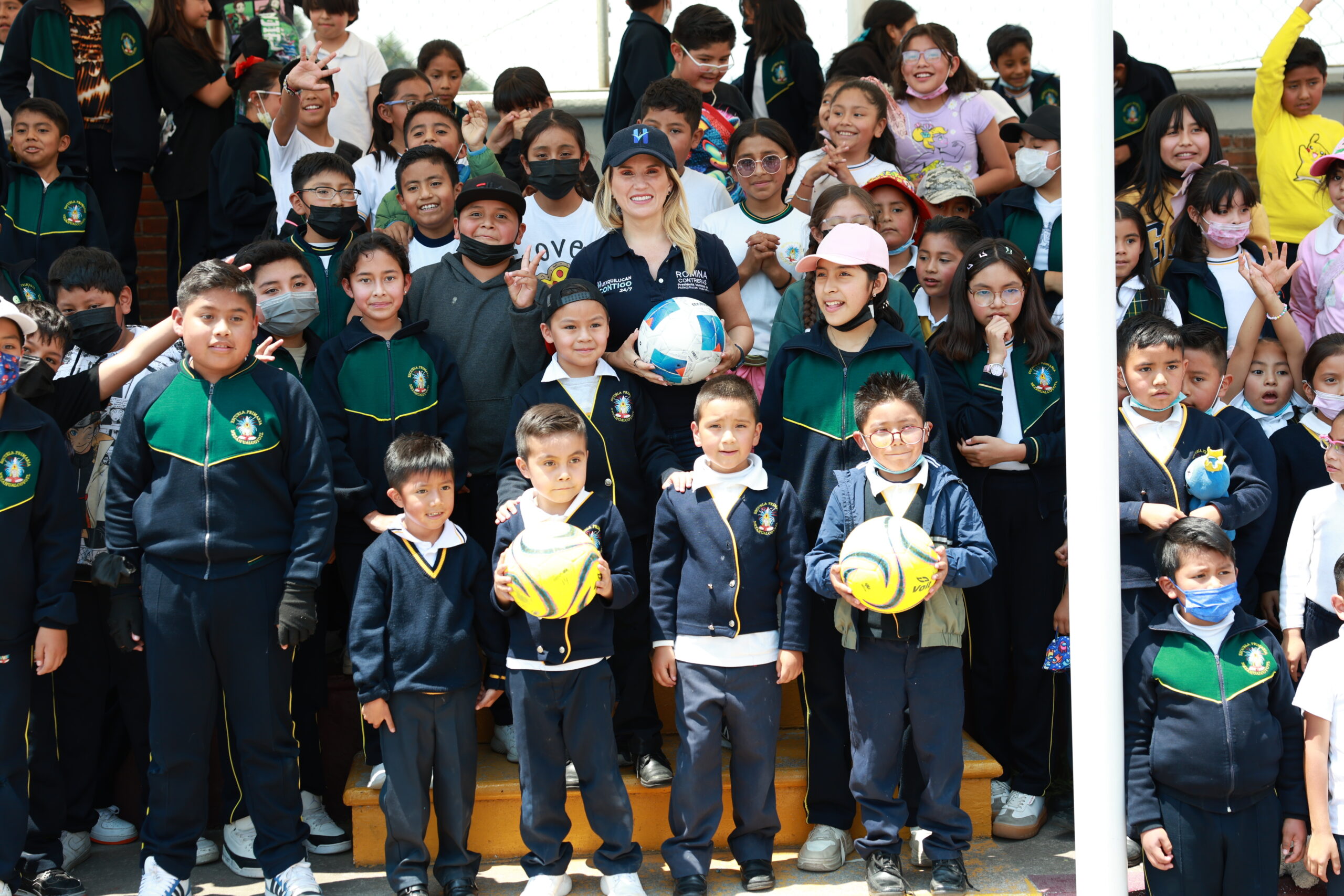 Romina Contreras entrega uniformes y balones a escuela en Huixquilucan