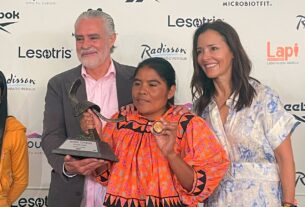 Rafael Sánchez Navarro Caraza, presidente de la Asociación de Corredores del Bosque de Tlalpan, Lorena Ramírez y Claudia Olivares
