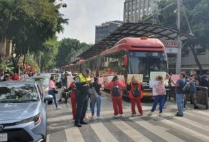 Protesta de personal de Sanatorio Trinidad en Insurgentes Sur, Ciudad de México