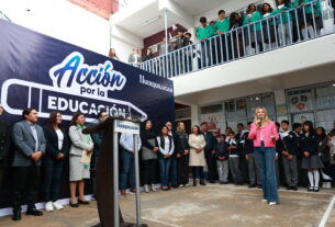 Romina Contreras en la entrega de secundaria remodelada